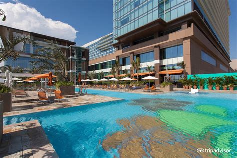 hotels near ayala malls manila bay